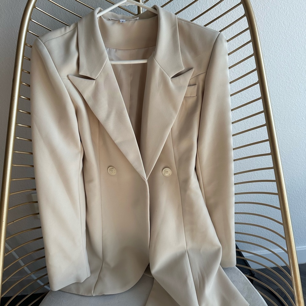 White blazer with a small shoulder pad but Tatiama